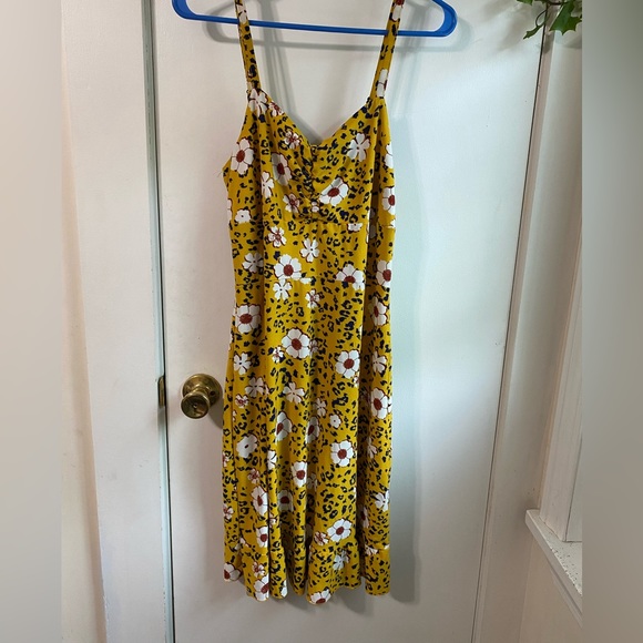 Mlle Gabrielle Dresses & Skirts - Mlle Gabrielle M Yellow floral dress with ruched front